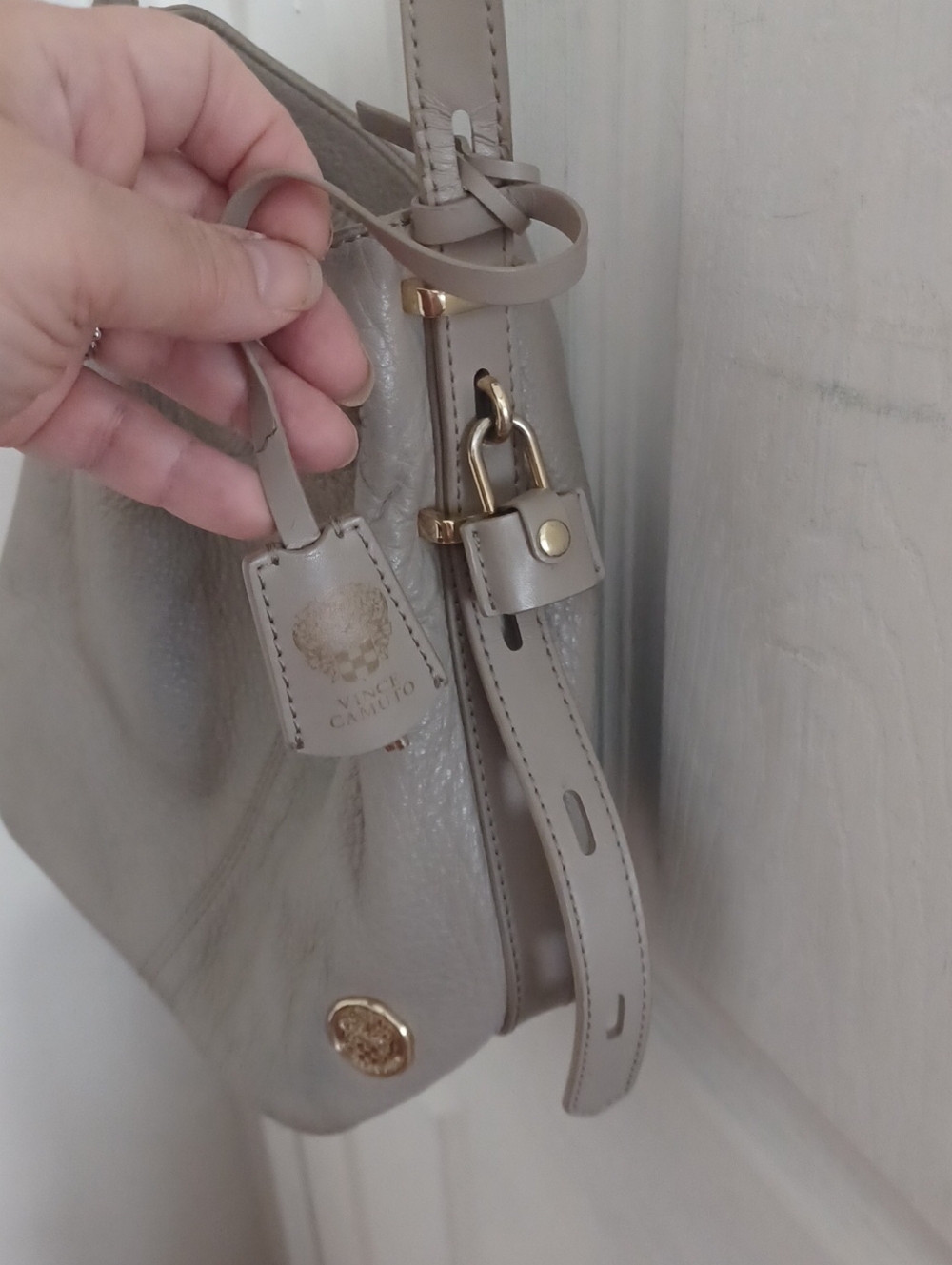 Vince Camuto Hobo7 Light Grey Pebble Neutral Leather Shoulder Bag Gray NWOT - Picture 3 of 10